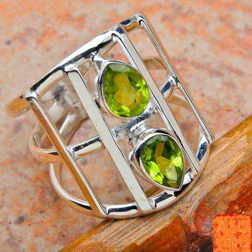 Gorgeous Size 7 Solid Silver Peridot ring...
