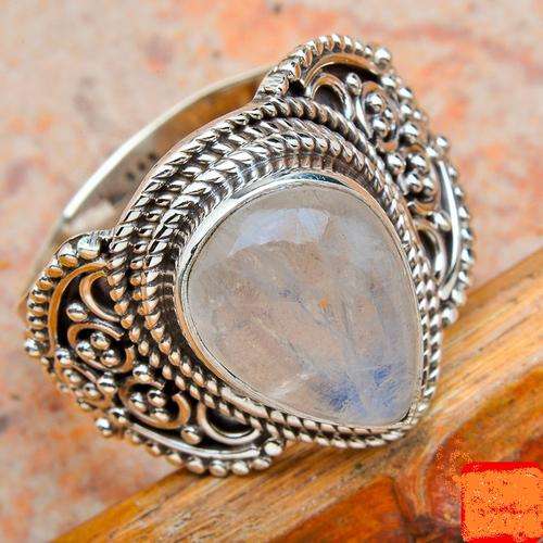 Gorgeous Solid Silver Moonstone Size 7,75 ring...