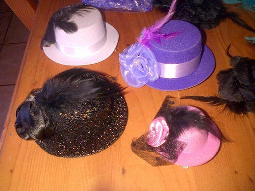 BARGAIN - 9 party / costume accessories. Mini hats, Boas and hair roses.