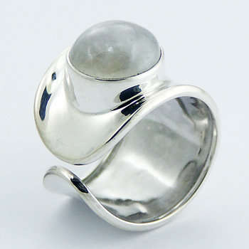 Gorgeous Size 8 Solid Sterling Silver Moonstonering... Can bend bigger.
