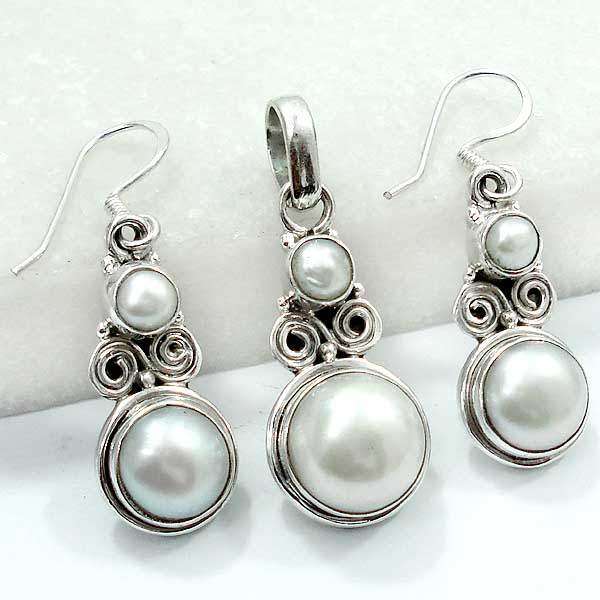 Exquisite Sterling Silver Pearl Earrings & Pendant...