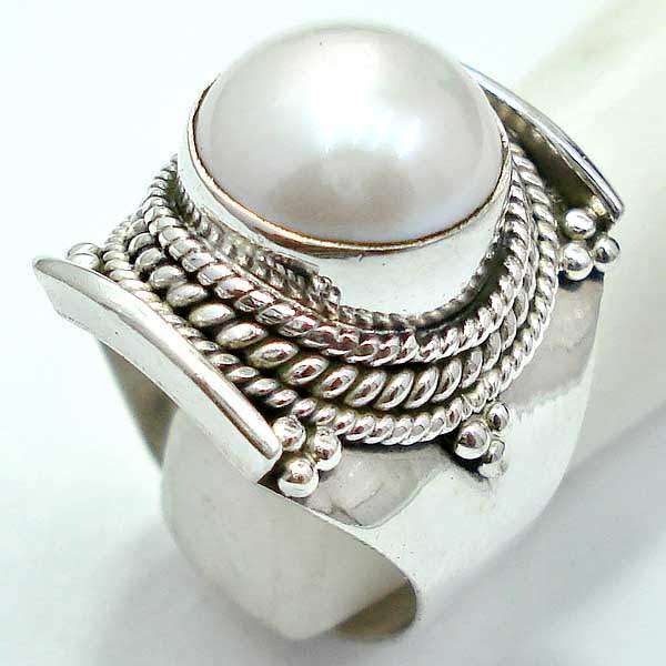 **CLEARANCE SALE**Exquisite 925 Sterling Silver & Pearl Ring...