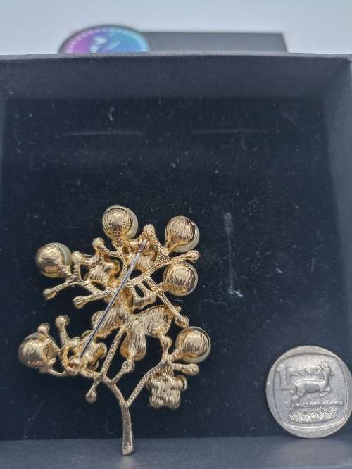 Brooch : Vintage : Gold Tone with Imitation Pearls and cubics