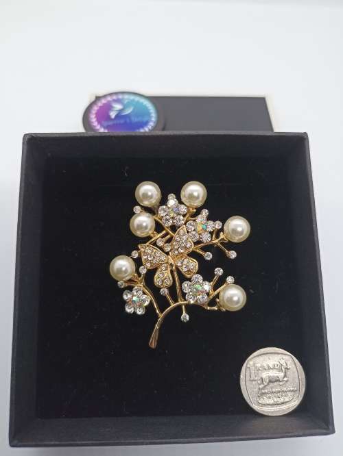Brooch : Vintage : Gold Tone with Imitation Pearls and cubics
