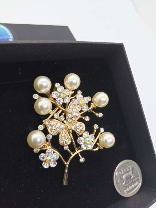 Brooch : Vintage : Gold Tone with Imitation Pearls and cubics