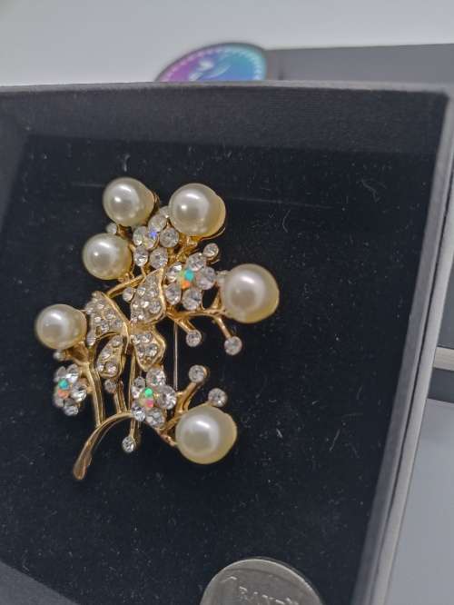 Brooch : Vintage : Gold Tone with Imitation Pearls and cubics
