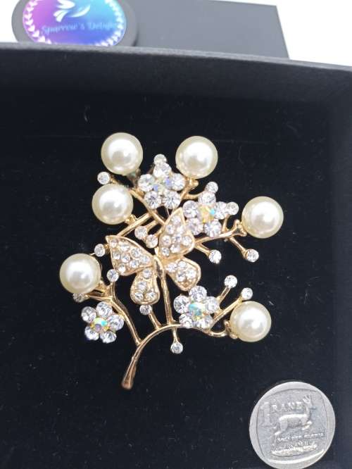 Brooch : Vintage : Gold Tone with Imitation Pearls and cubics