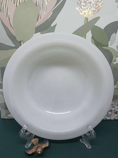 VINTAGE : Milk Glass Bowl