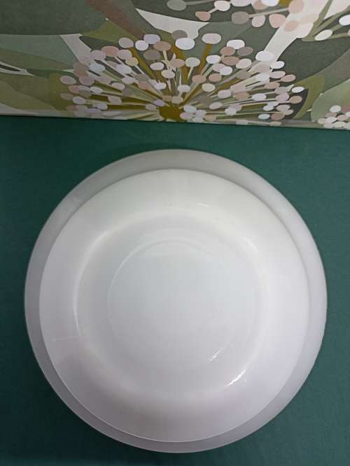 VINTAGE : Milk Glass Bowl