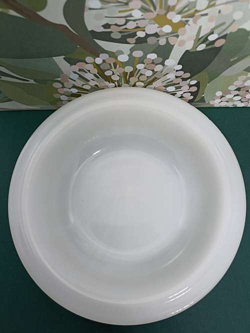VINTAGE : Milk Glass Bowl