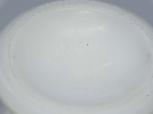 VINTAGE : Milk Glass Bowl