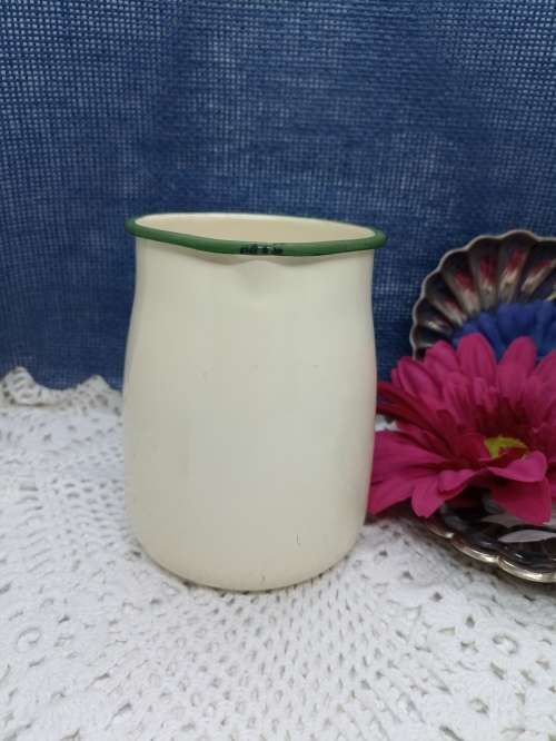 VINTAGE : Cream Enamel Jug