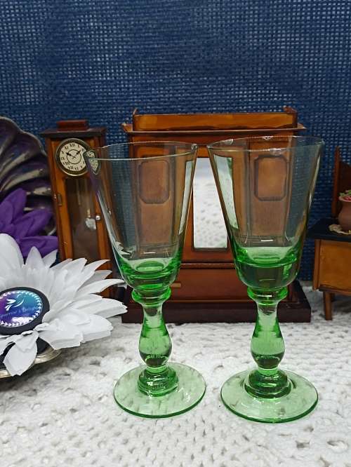 VINTAGE : Set of 2 Green Stemmed Sherry Glasses