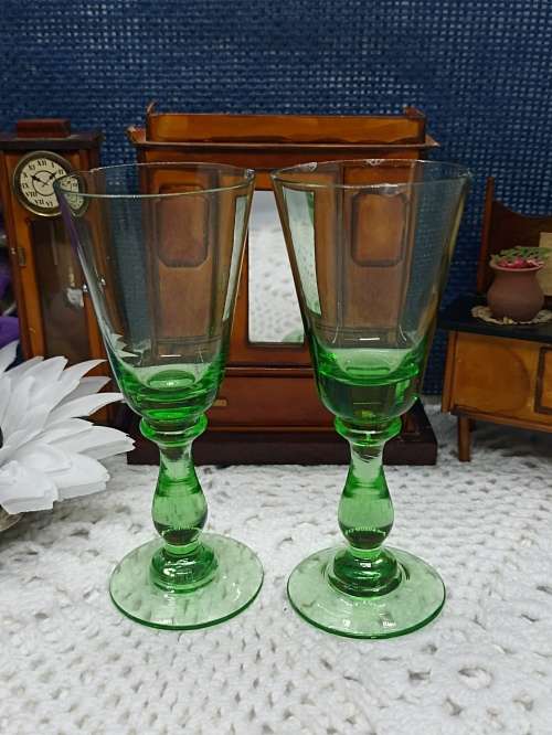 VINTAGE : Set of 2 Green Stemmed Sherry Glasses