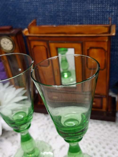 VINTAGE : Set of 2 Green Stemmed Sherry Glasses