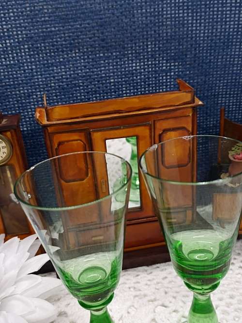 VINTAGE : Set of 2 Green Stemmed Sherry Glasses