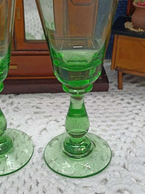 VINTAGE : Set of 2 Green Stemmed Sherry Glasses