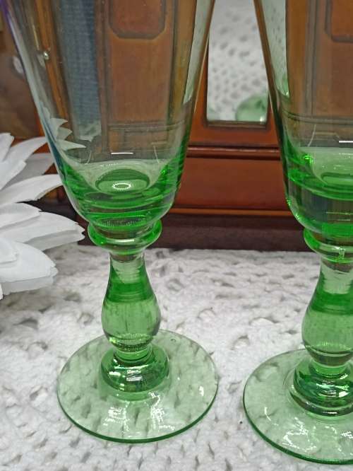 VINTAGE : Set of 2 Green Stemmed Sherry Glasses