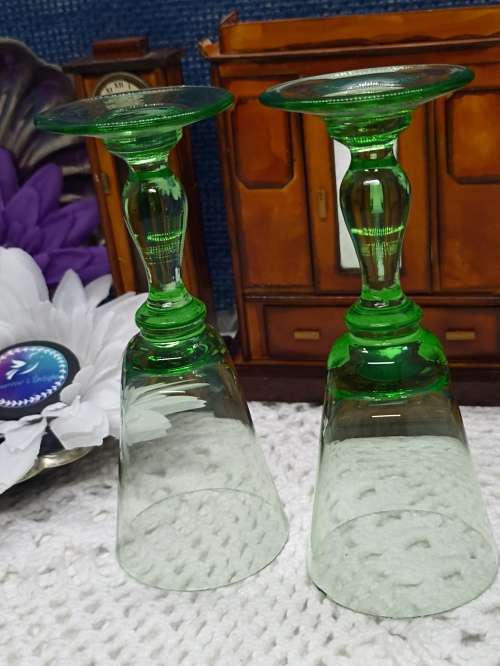 VINTAGE : Set of 2 Green Stemmed Sherry Glasses