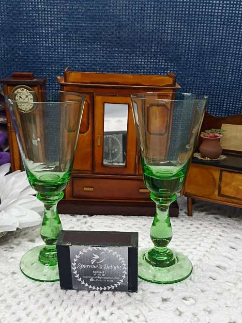 VINTAGE : Set of 2 Green Stemmed Sherry Glasses