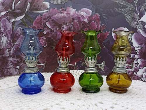 VINTAGE : Miniature Green Glass Oil Lamp (nr 2) - NEVER USED