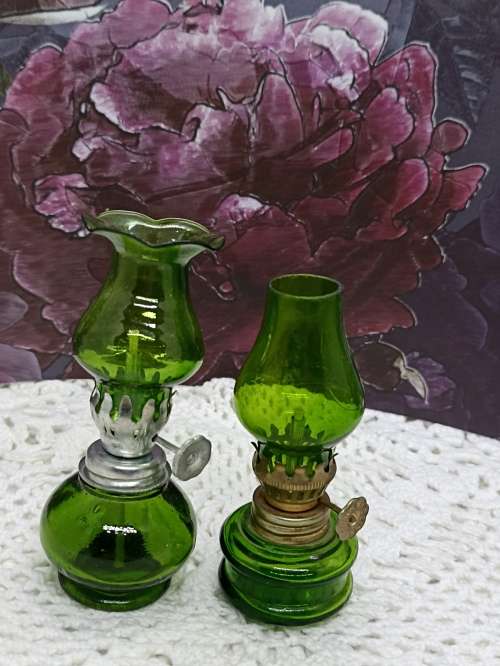 VINTAGE : Miniature Green Glass Oil Lamp (nr 2) - NEVER USED