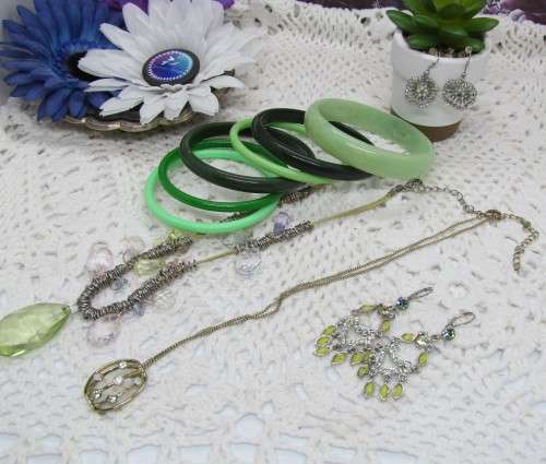 VINTAGE : Lot of 10 Jewellery pieces : Green, Silver & Gold Toned etc.