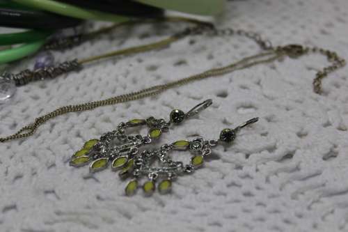 VINTAGE : Lot of 10 Jewellery pieces : Green, Silver & Gold Toned etc.