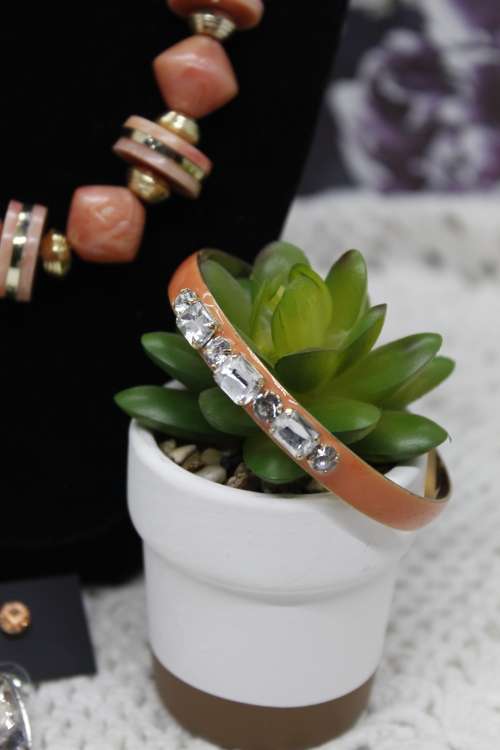 VINTAGE and NEW : Lot of 4 Jewellery pieces : Peach