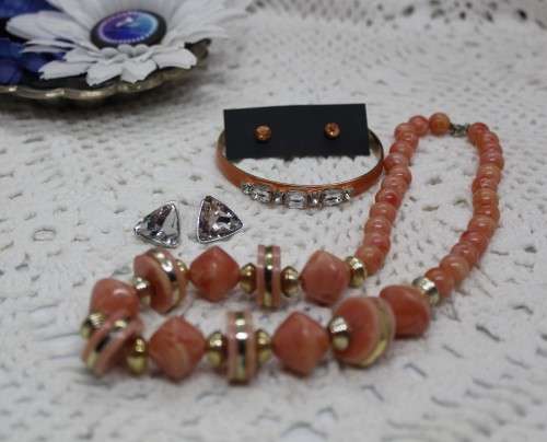 VINTAGE and NEW : Lot of 4 Jewellery pieces : Peach