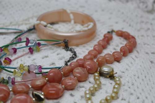 VINTAGE : Lot of 7 Jewellery pieces : Imitation Pearls etc.