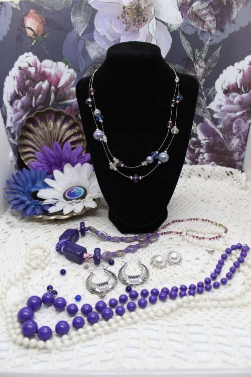 VINTAGE and NEW : Lot of 7 Jewellery pieces : Purple