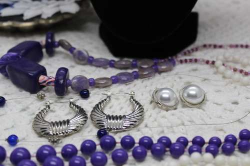 VINTAGE and NEW : Lot of 7 Jewellery pieces : Purple