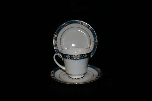 Noritake "Legendary" Set of Tea Cups, Saucers & Cake Plate