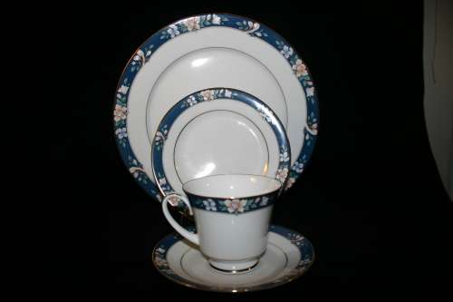 Noritake "Legendary" Set of Tea Cups, Saucers & Cake Plate
