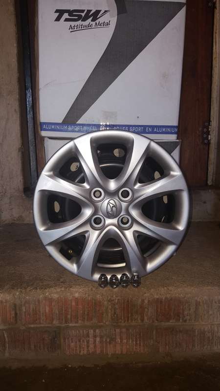 Hyundai Accent 14" standard rims with wheel caps & nuts