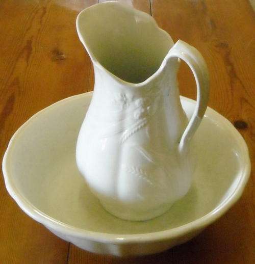 WHITE PORCELAIN WASH BASIN AND PITCHER FROM THE EARLY 1900's