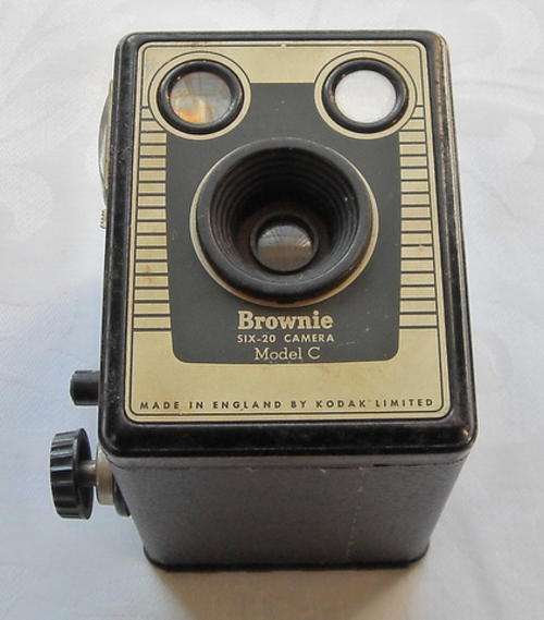 1950's KODAK BROWNIE SIX-20 MODEL C CAMERA