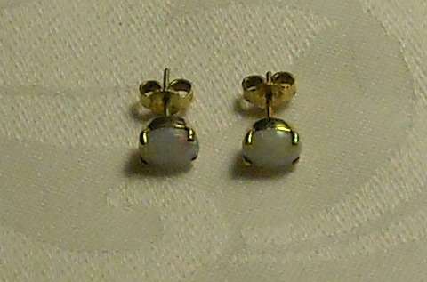 Exquisite 9ct Gold White Opal earrings