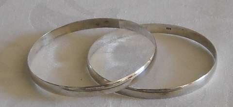 A LOVELY PAIR OF SILVER BANGLES