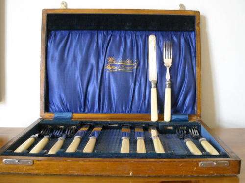 BEAUTIFUL KNIVES AND FORKS WITH SILVER COLLARS IN LINED OAK CASE