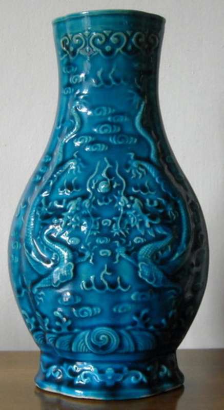 VINTAGE CERAMIC CHINESE VASE IN HIGH RELIEF