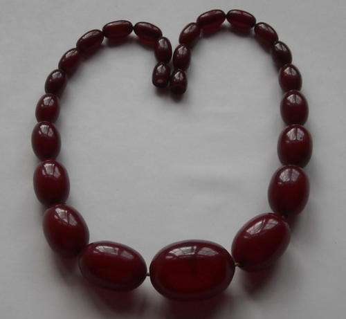 BEAUTIFUL VINTAGE GENUINE CHERRY AMBER BAKELITE GRADUATED BEADED NECKLACE