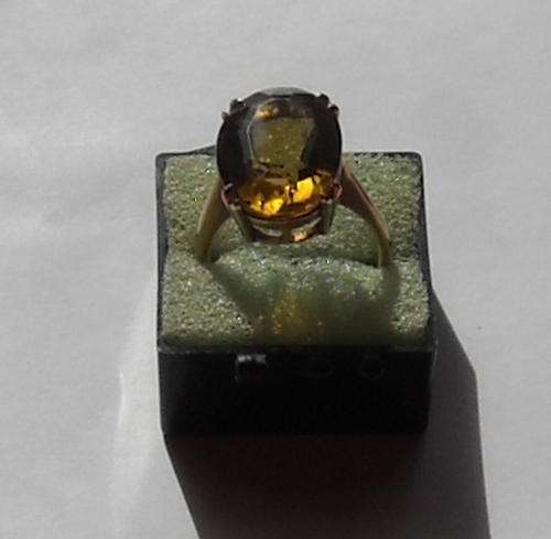 STUNNING 9CT GOLD RING WITH LARGE GOLDEN TOPAZ