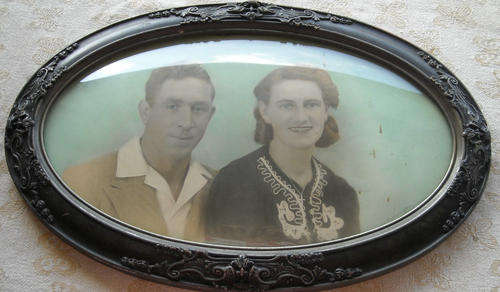 BEAUTIFUL VINTAGE FRAME WITH CONVEX GLASS