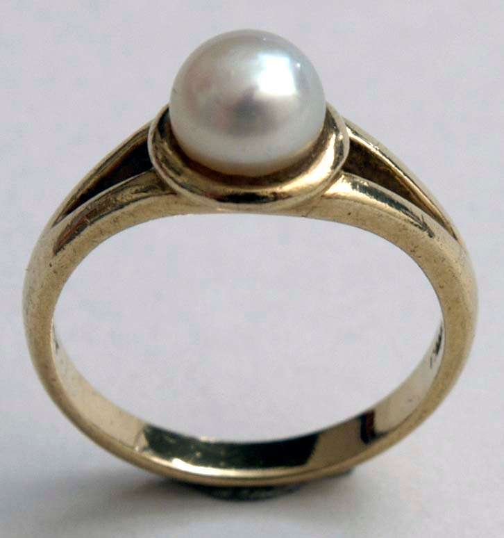 9ct Gold Ring with large Pearl