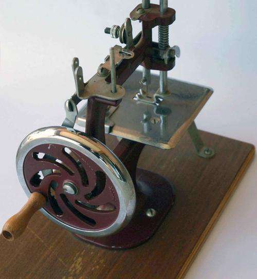 Essex Miniature Sewing Machine from 1952 - with case & original book