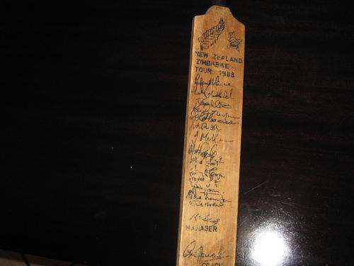 COLLECTORS ITEM - SIGNED BAT BY NEW ZEALAND TEAM 1988