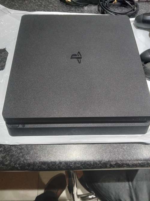 PS4 CONSOLE BUNDLE