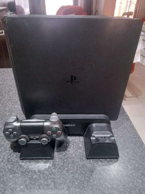 PS4 CONSOLE BUNDLE